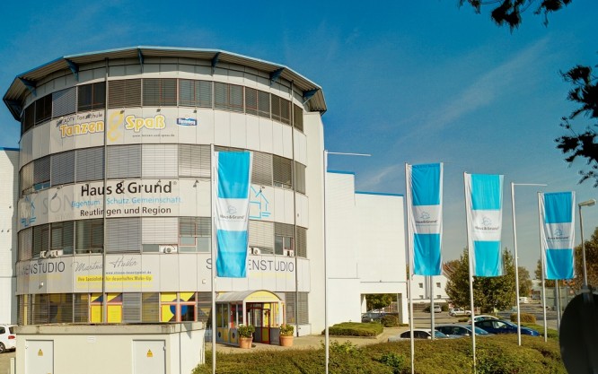 Geschäftsstelle mit Flaggen